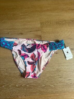 New with tags shade and shore pink floral bikini bottom w/hygiene liner. Size M